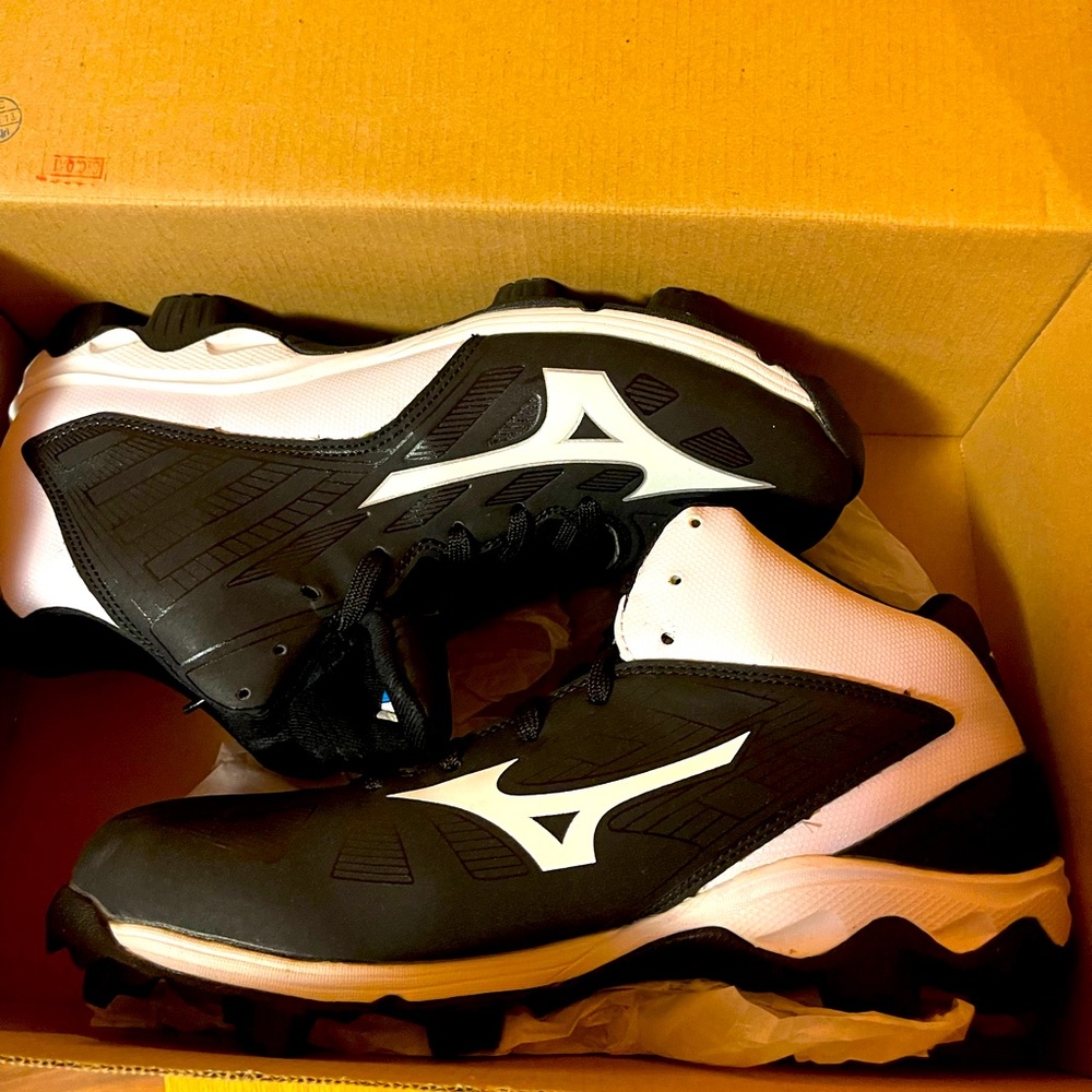 Brand new high top Mizuno cleats 7.5 mens